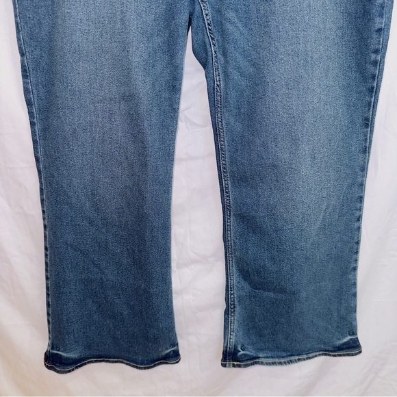 Women's Old Navy Dark Wash Denim Higher High Rise Cropped Flare Jean size 20 - Picture 3 of 6